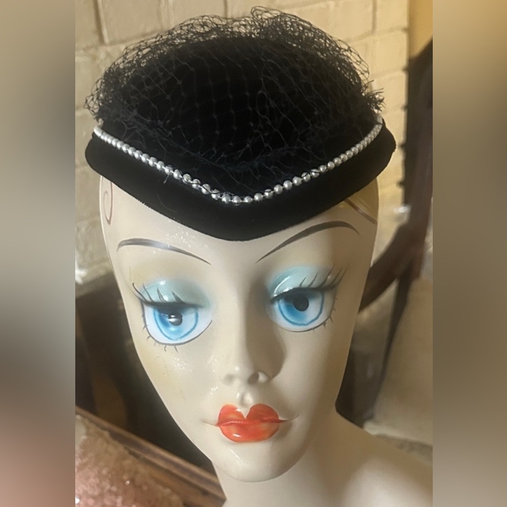 Vtg Velvet Pearls Embellished Fascinator-may be missing veil see last picture